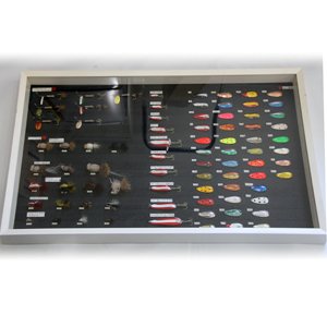 画像: ダーディブルルアー額装（サイズ約47×78×高さ6.5ｃｍ）