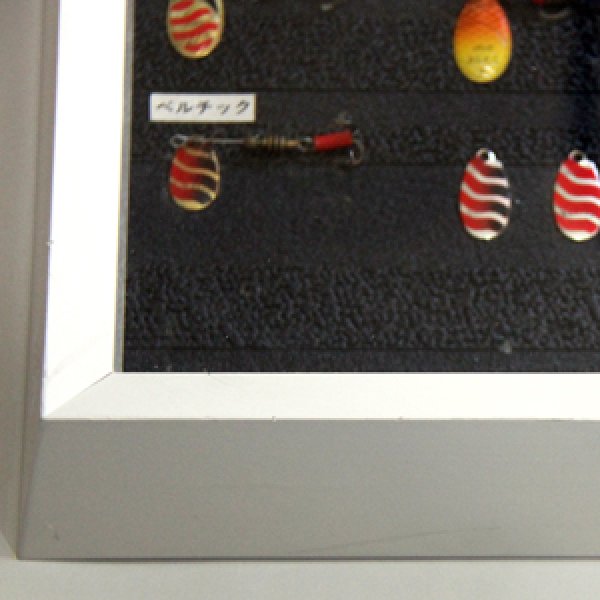 画像4: ダーディブルルアー額装（サイズ約47×78×高さ6.5ｃｍ） (4)